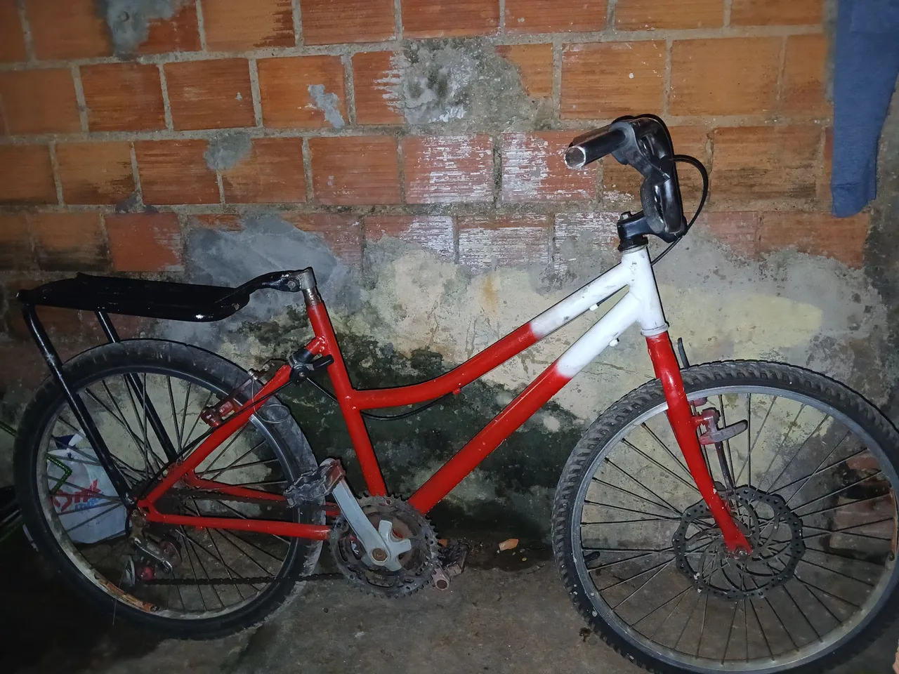 Bicicleta vermelha e branca