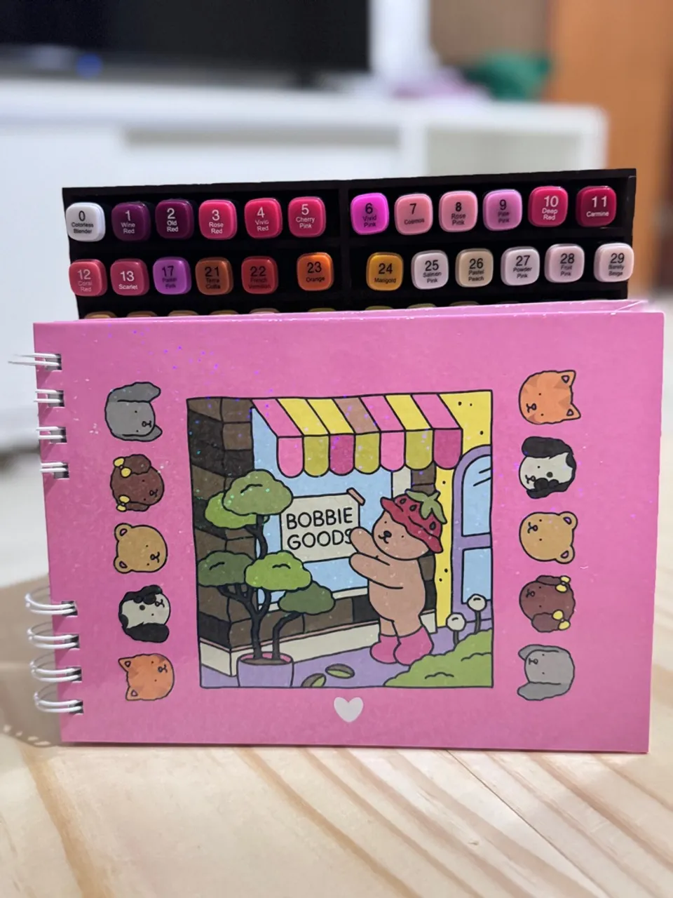 Livro Bobbie Goods e canetinhas