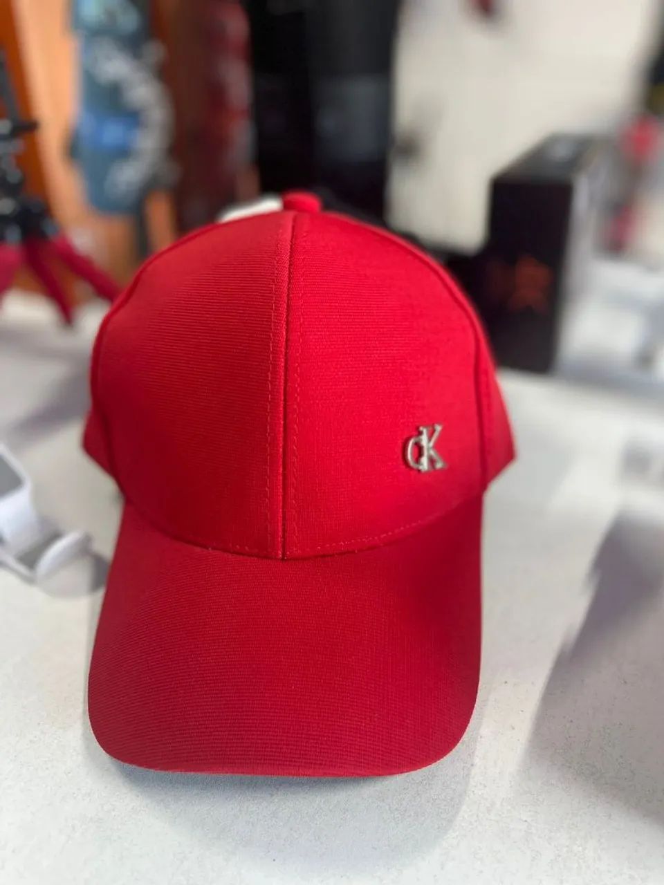 Boné com abas liso ou de marca