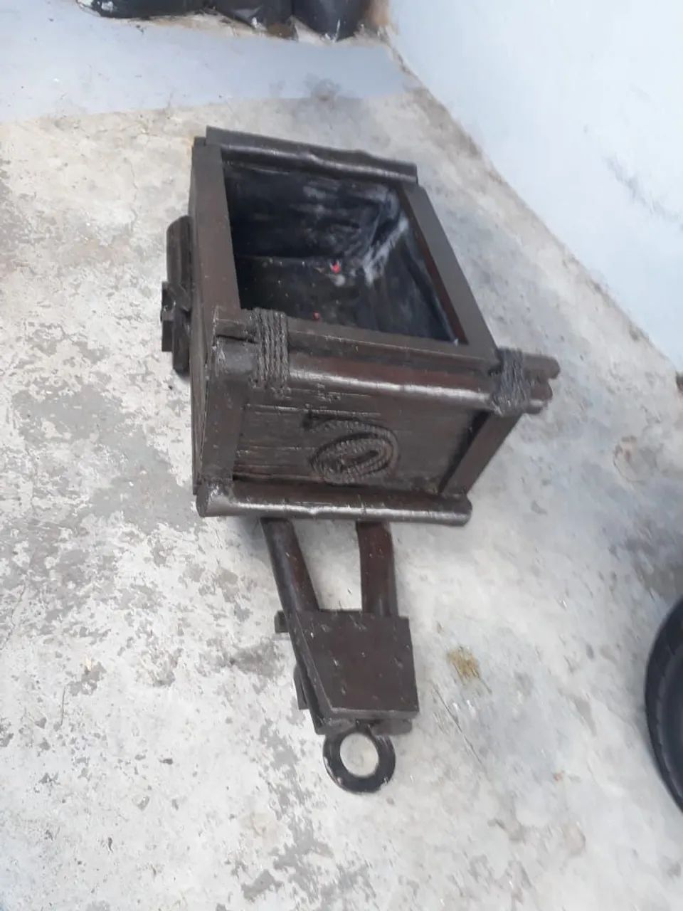 Carrinho de madeira para jardim