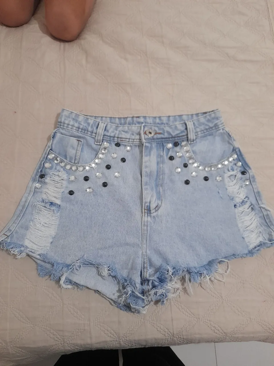 Shorts Jeans com Detalhes em Strass