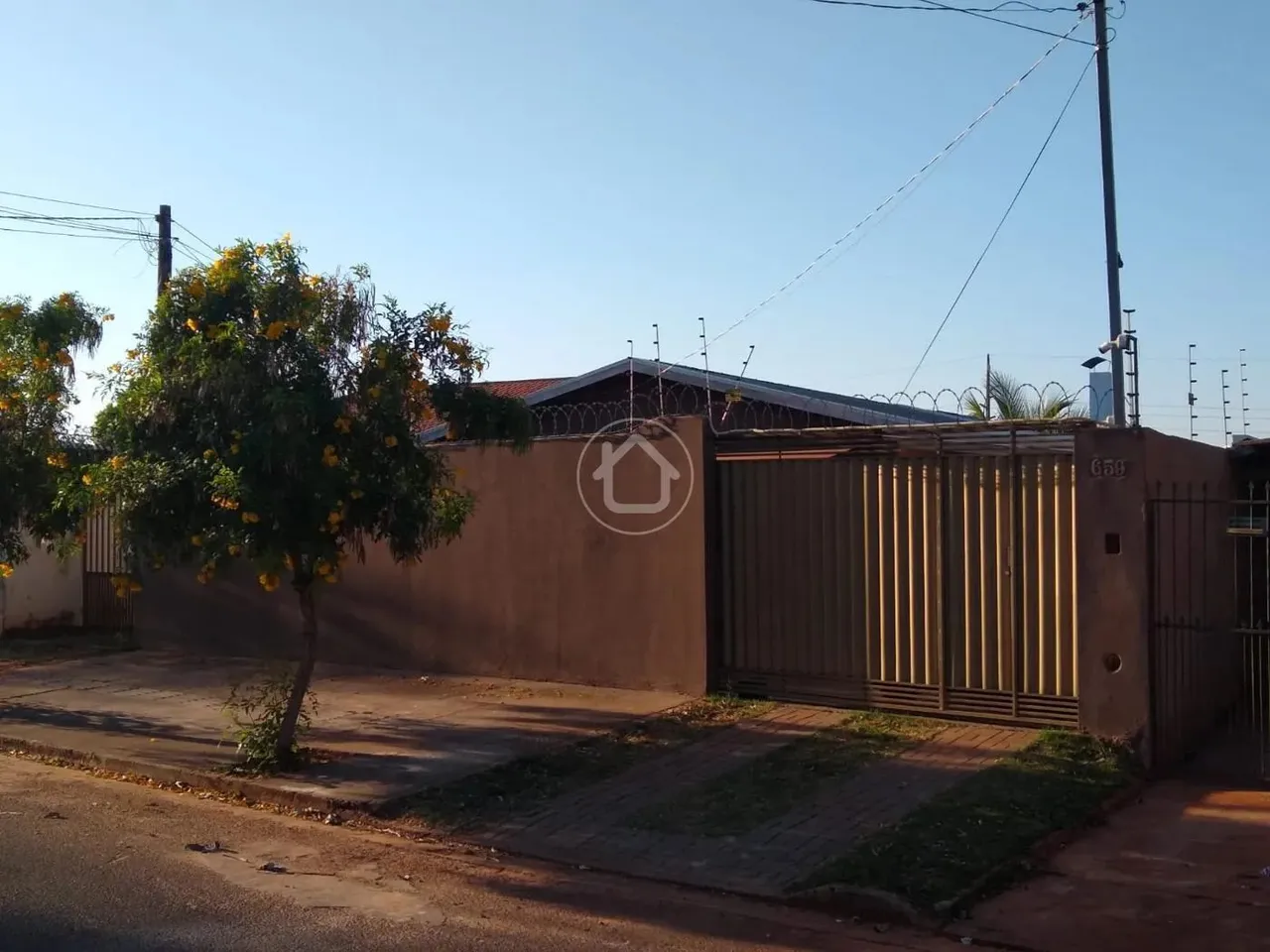 CASA COM TERRENO AMPLO PRÓXIMO AO ALPHAVILLE