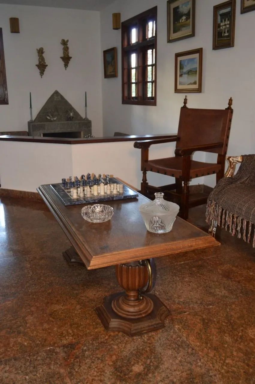 Mesa de centro com pés em formato de ânfora  - Foto 4