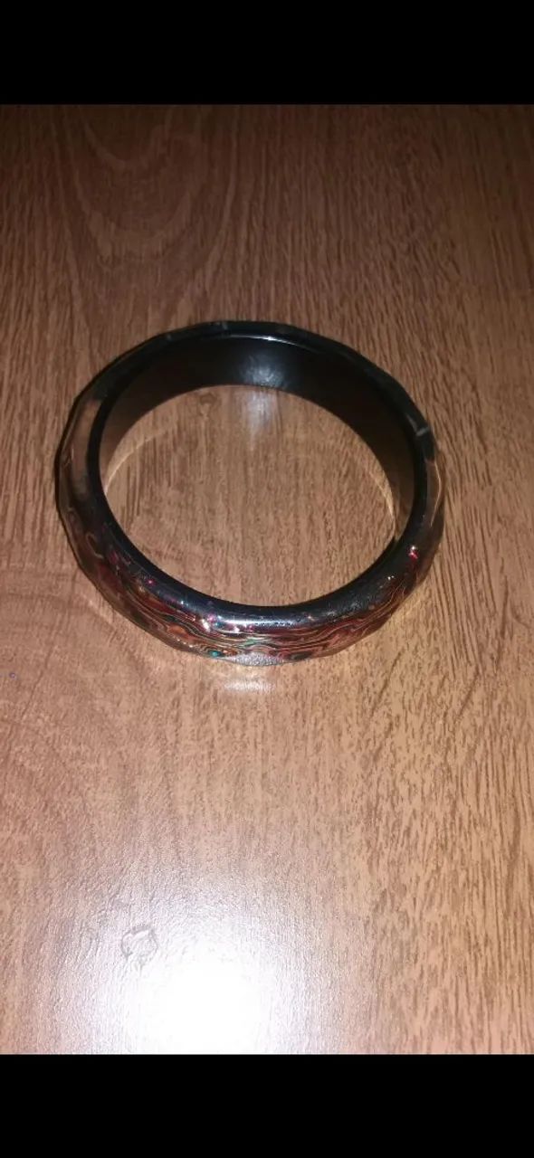 Pulseira de resina preta com detalhes - Foto 2