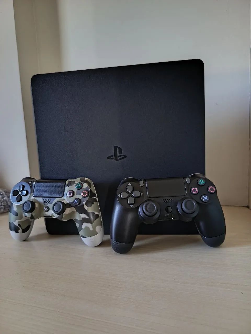 PlayStation 4 (PS4) Slim + 2 Controles