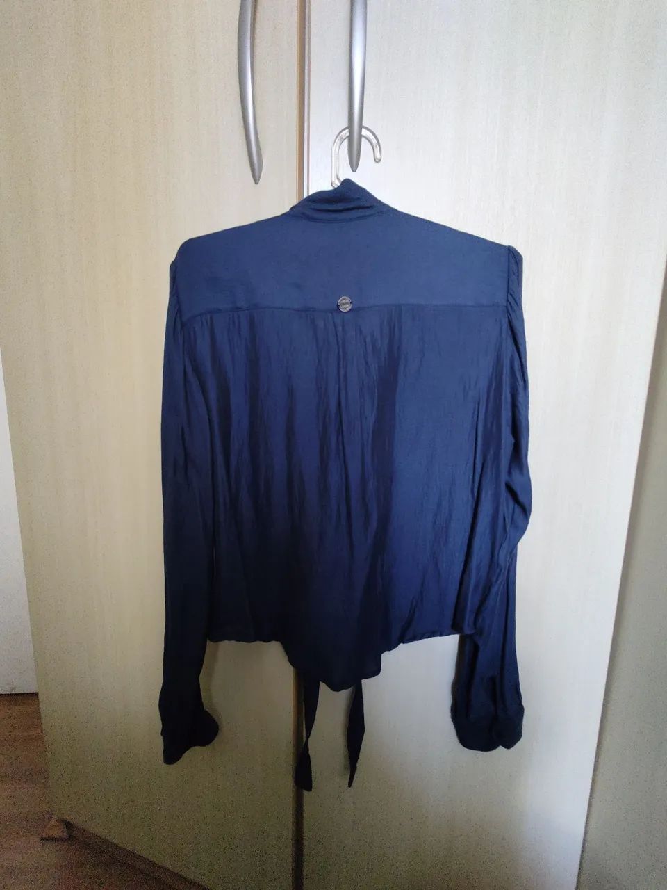 Blusa cropped de Seda com Laço - Azul Escuro - Foto 3
