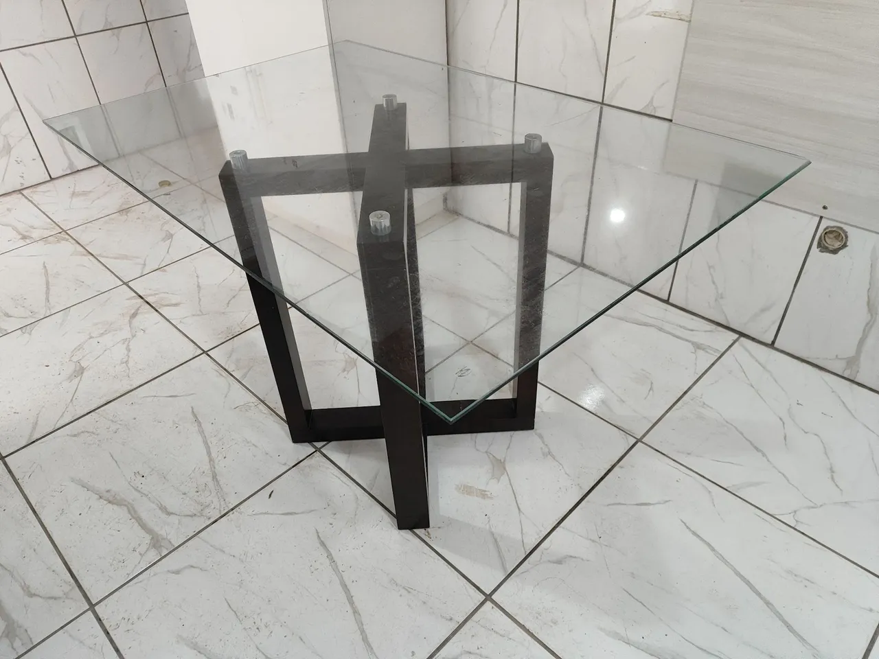 Mesa de centro com tampo de vidro e design moderno