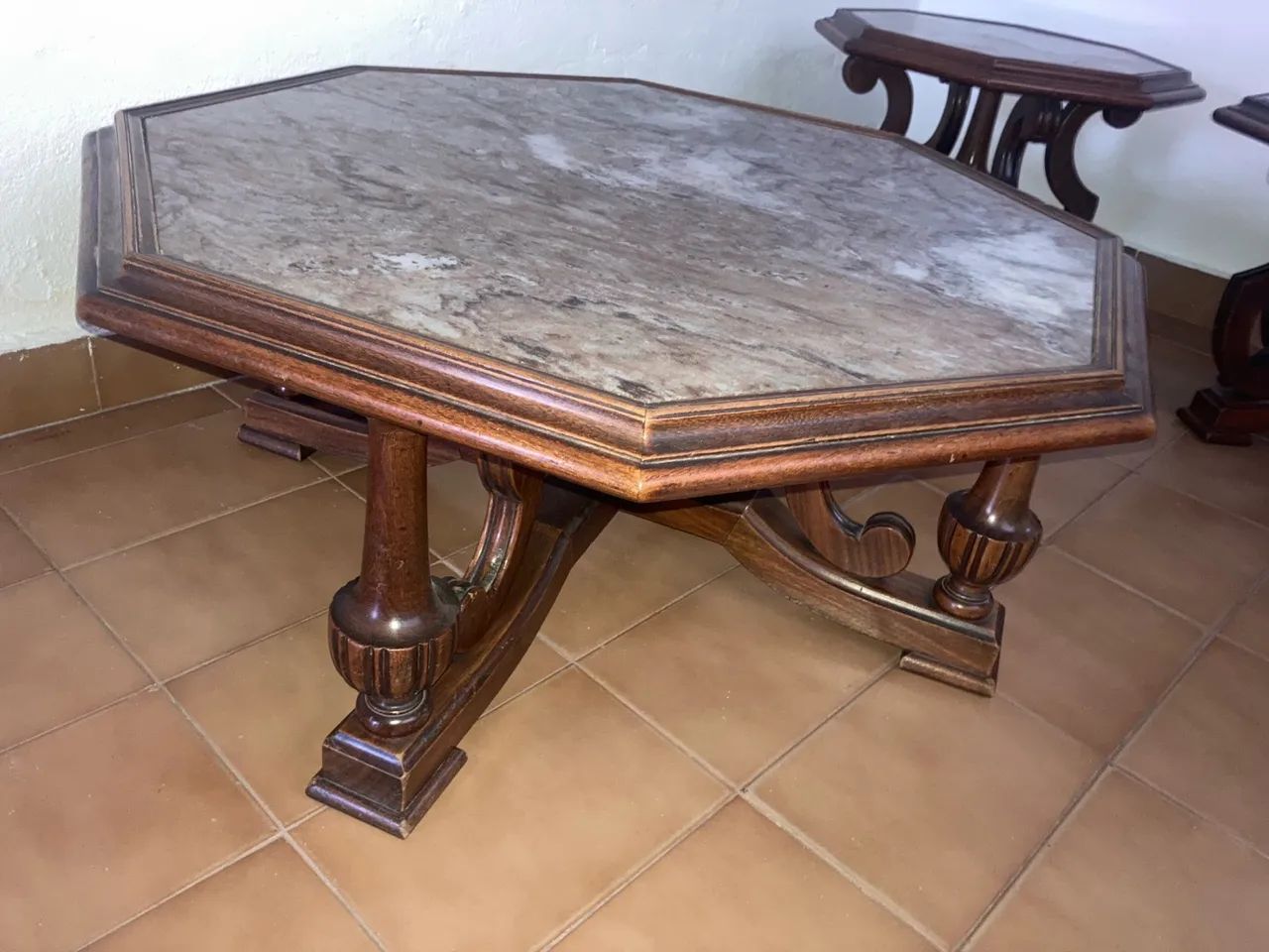 Mesa de Centro Octogonal em Mármore Italiano e Cerejeira + 2 Mesas Laterais | Década de 80