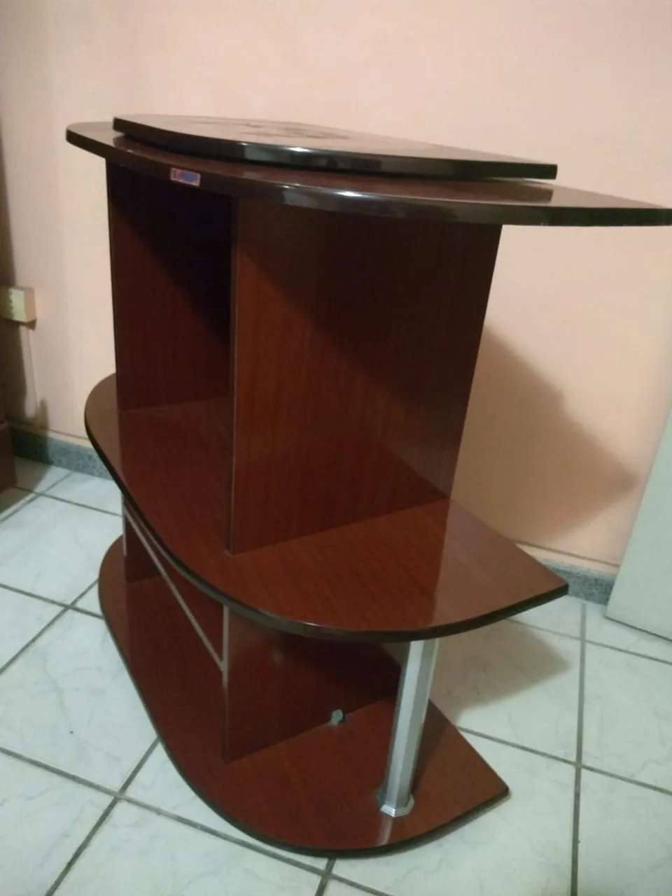 Mesa em Madeira com 3 Prateleiras em Ótimo Estado