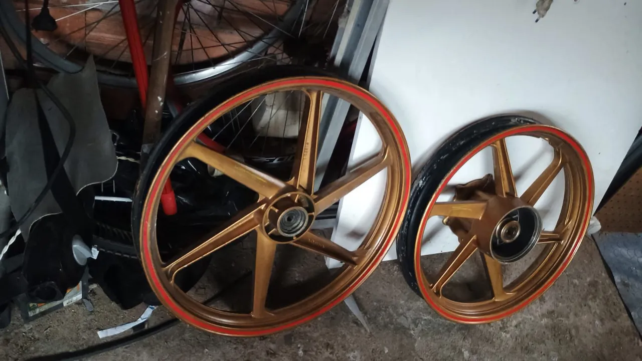 Rodas de moto douradas