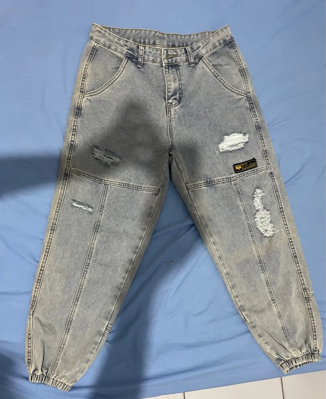 Calça Jeans com Detalhes Modernos