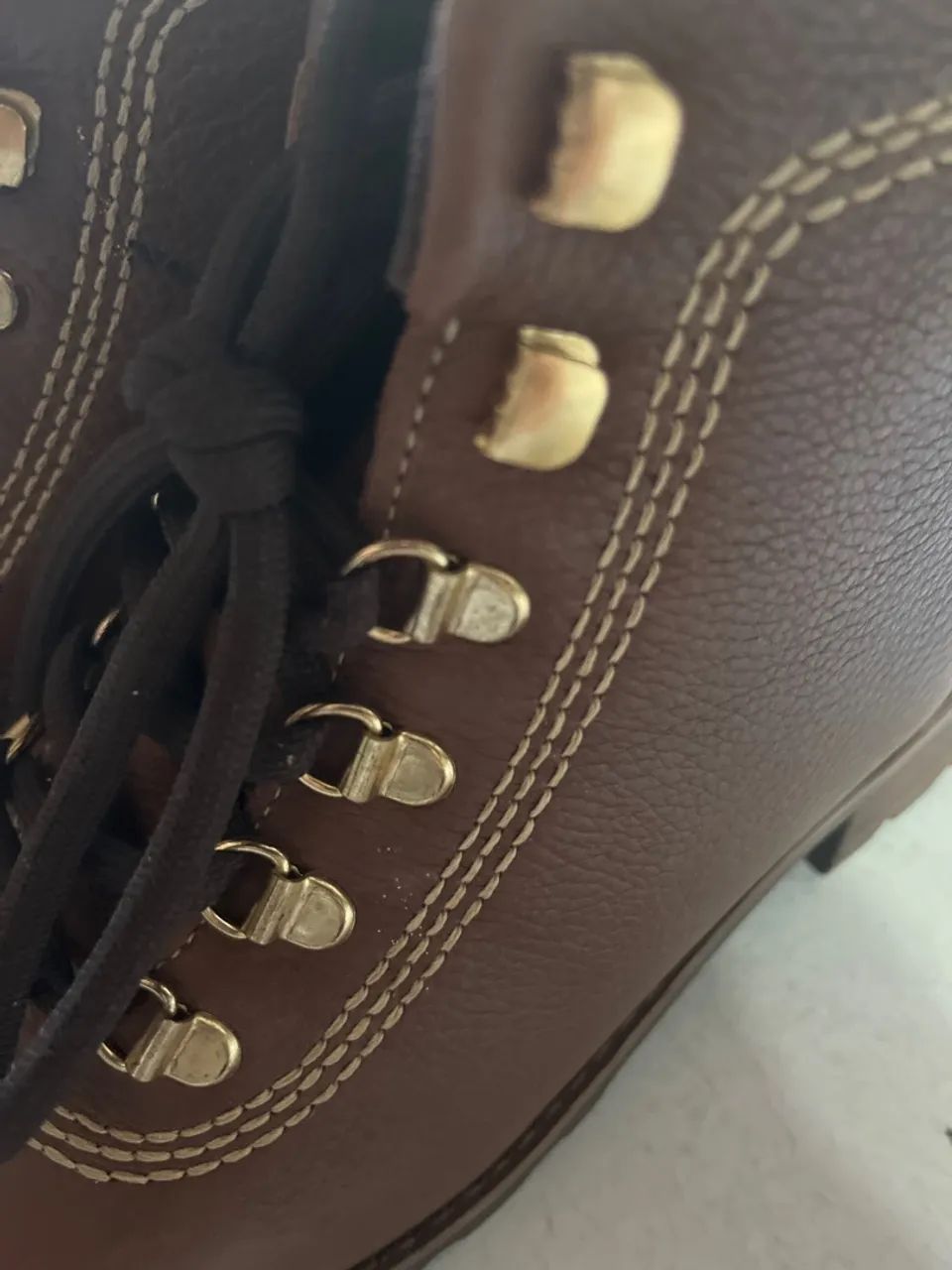 Botas de Couro Marrom c/ avaria no solado  - Foto 2