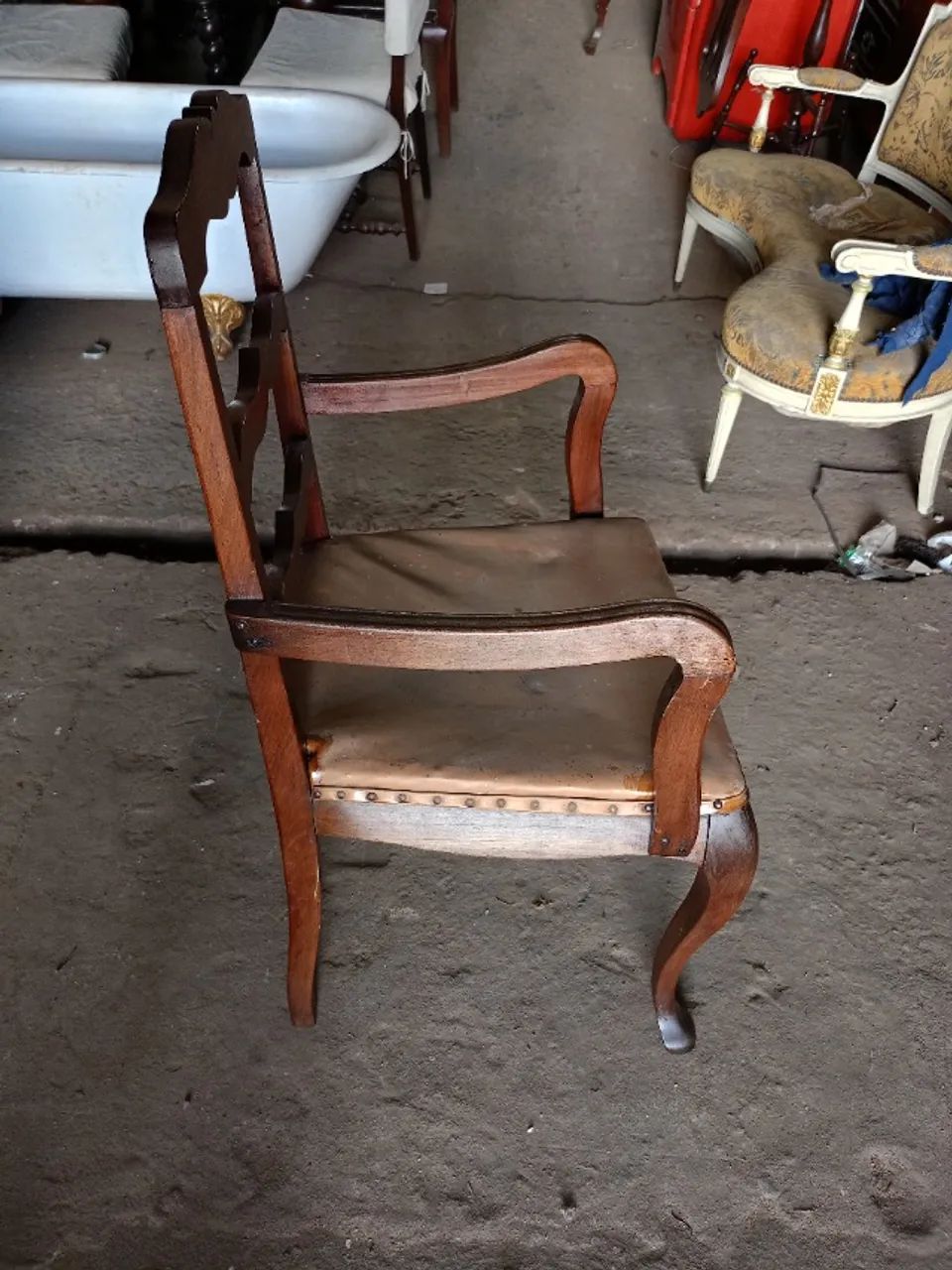 Cadeira antiga com braços  - Foto 2
