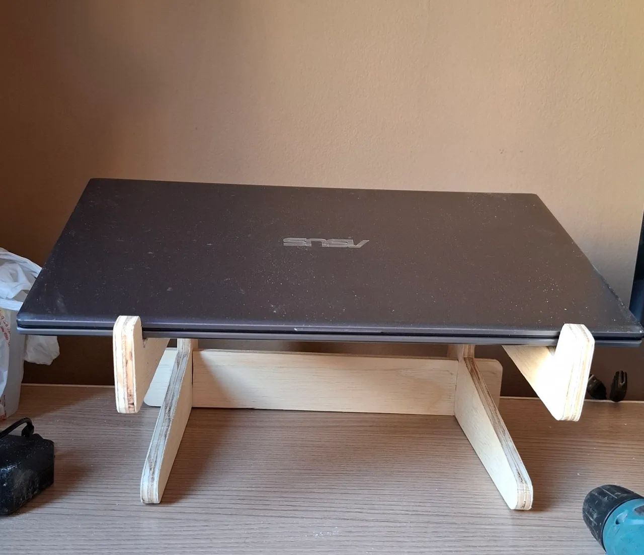 Suporte para notebook em madeira 64312829573890122