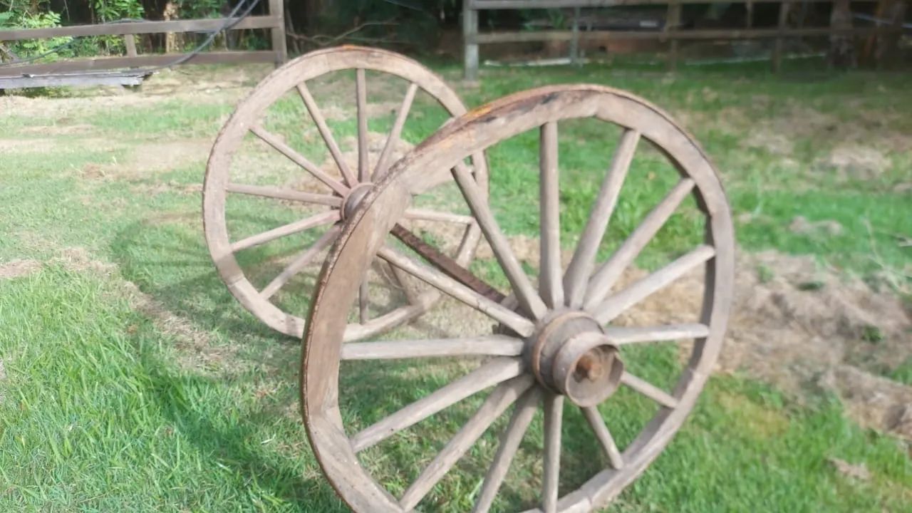 Rodas antigas de madeira de carroção originais.
