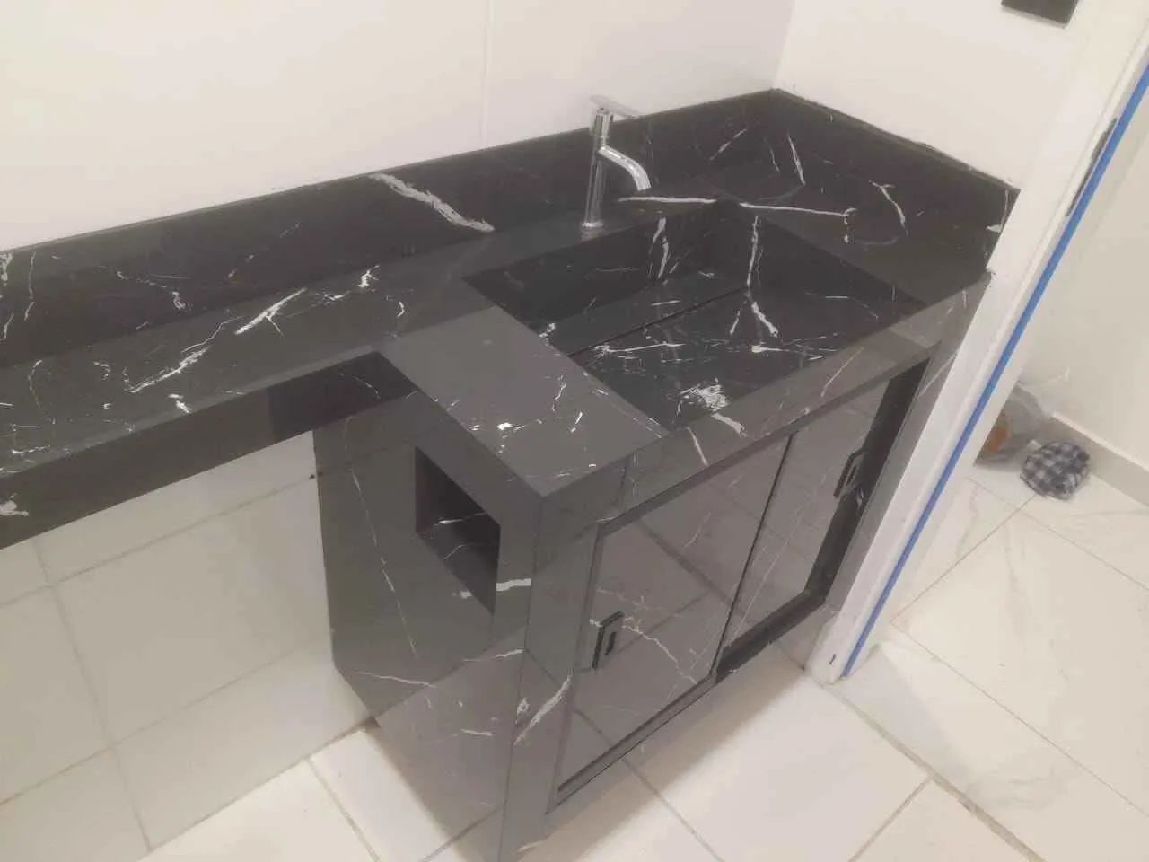 Pia de porcelanato com armario lavavel - Foto 4