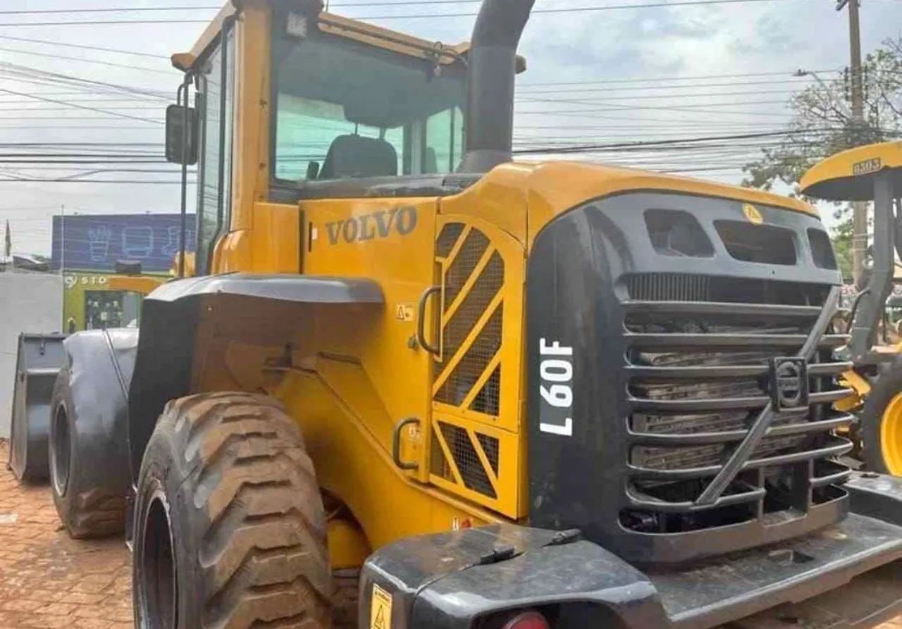 Vende-se Volvo L90F quitado em dias no ponto