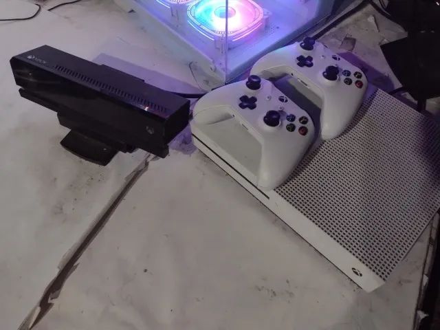 Vendo ou Troco XBOX ONE S 1TB 2CONT E KINECT - Foto 2