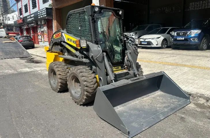 Mini Carregadeira New Holland L320 (Bob cat) 2020