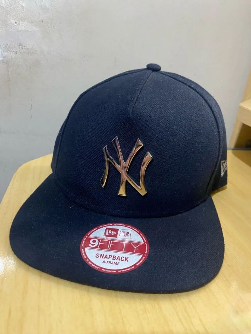 Boné New Era NY Azul Marinho com Logo Metal Aba Reta