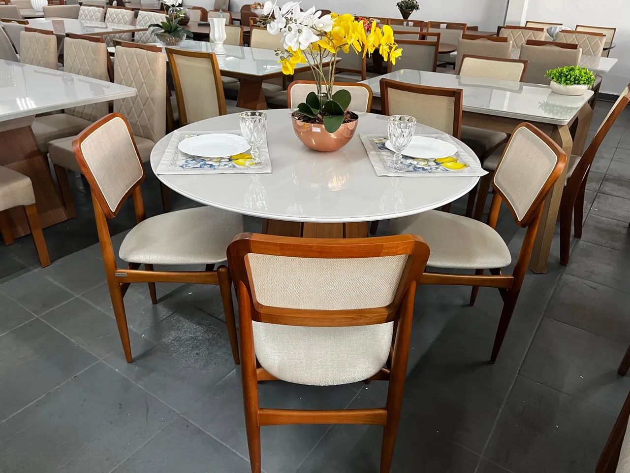 Conjunto Mesa de Jantar Redonda com 4 Cadeiras