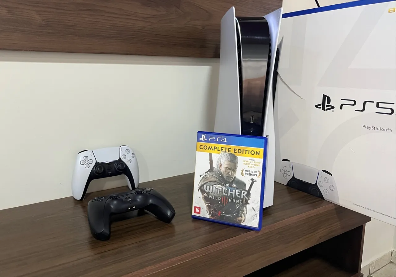 PS5 Mídia Física / 2 controles + The Witcher / 825GB