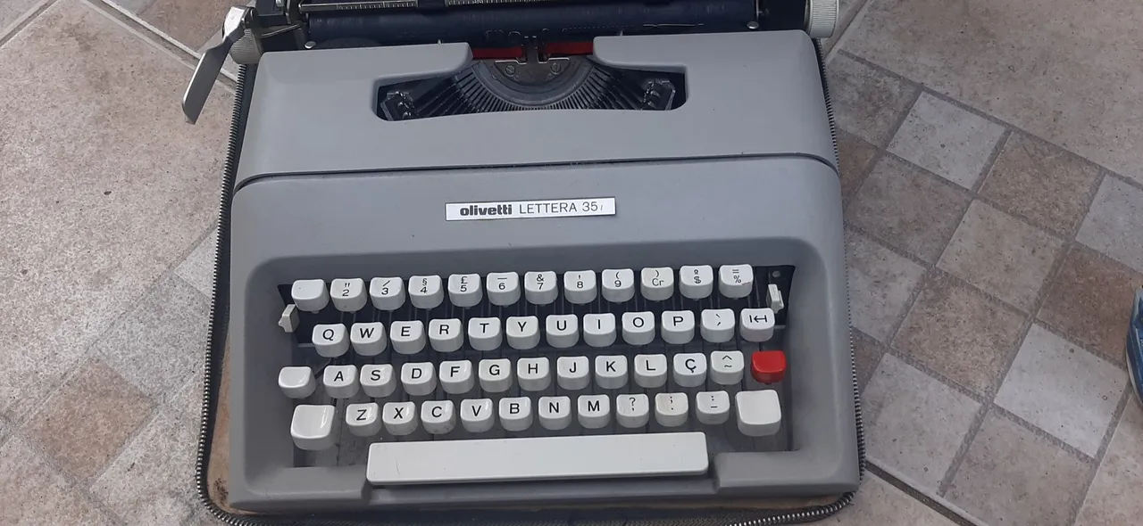 Máquina de escrever Olivetti Lettera 35