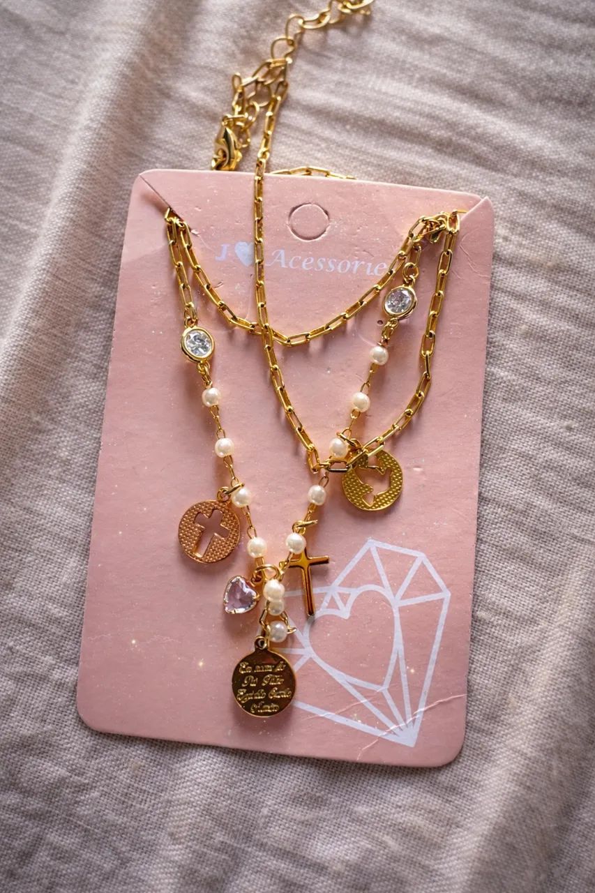 Colar Dourado em Camadas com Pérolas e Pingentes Religiosos