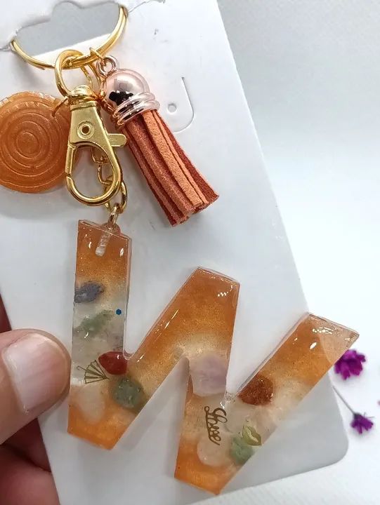 Chaveiro Letra W Artesanal Resina e Pedrarias - Foto 2