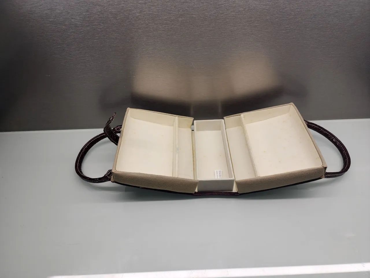 Bolsa de mão bege com detalhes marrom vintage. - Foto 4