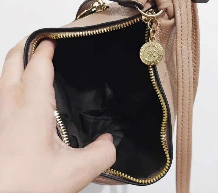 Bolsa de ombro feminina em bege baguete duas alças detalhes dourados  - Foto 3