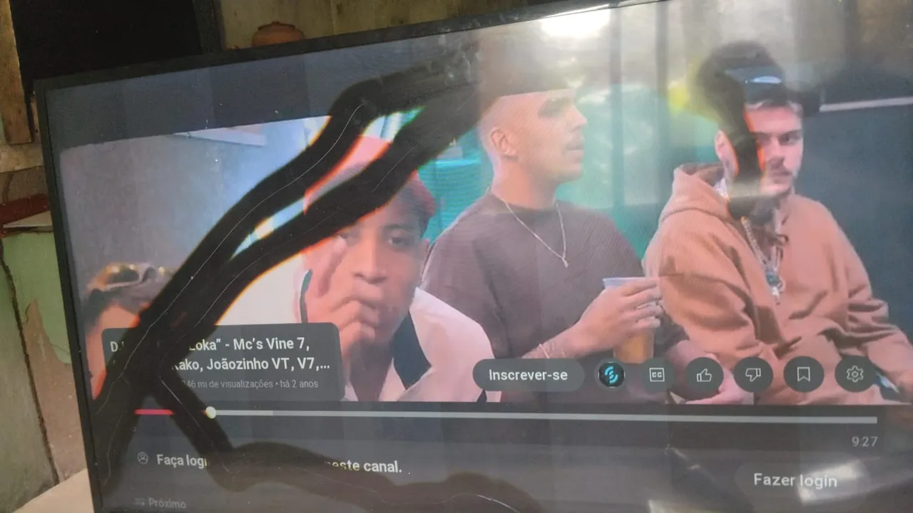 TV Smart com tela grande e recursos avançados