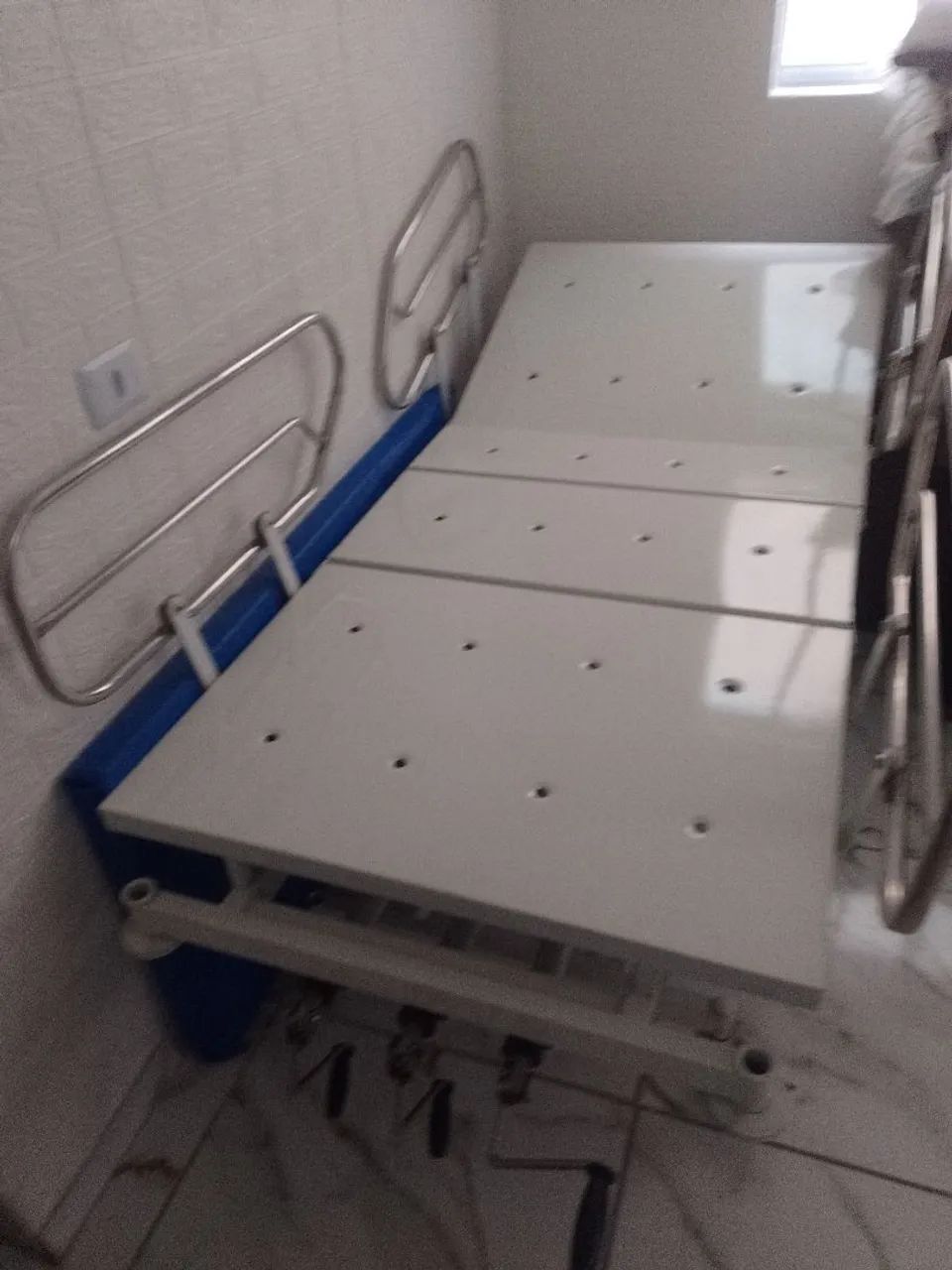 Cama hospitalar 3 manivelas com grades - Foto 4