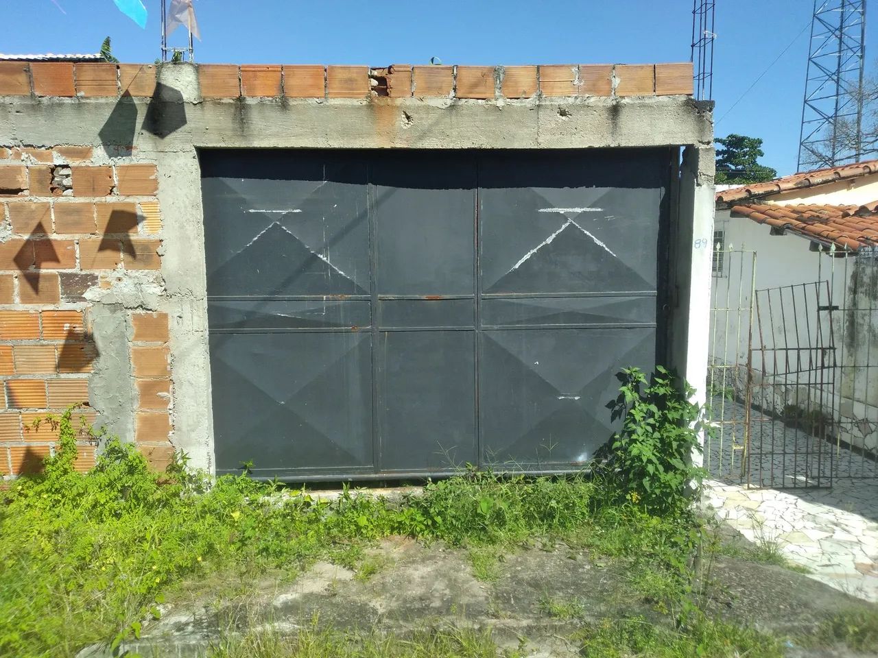 Ccondomínio fechado , murado .