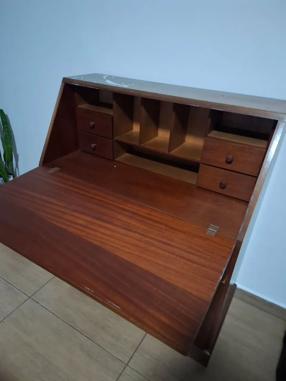 Escrivaninha de madeira.  - Foto 2