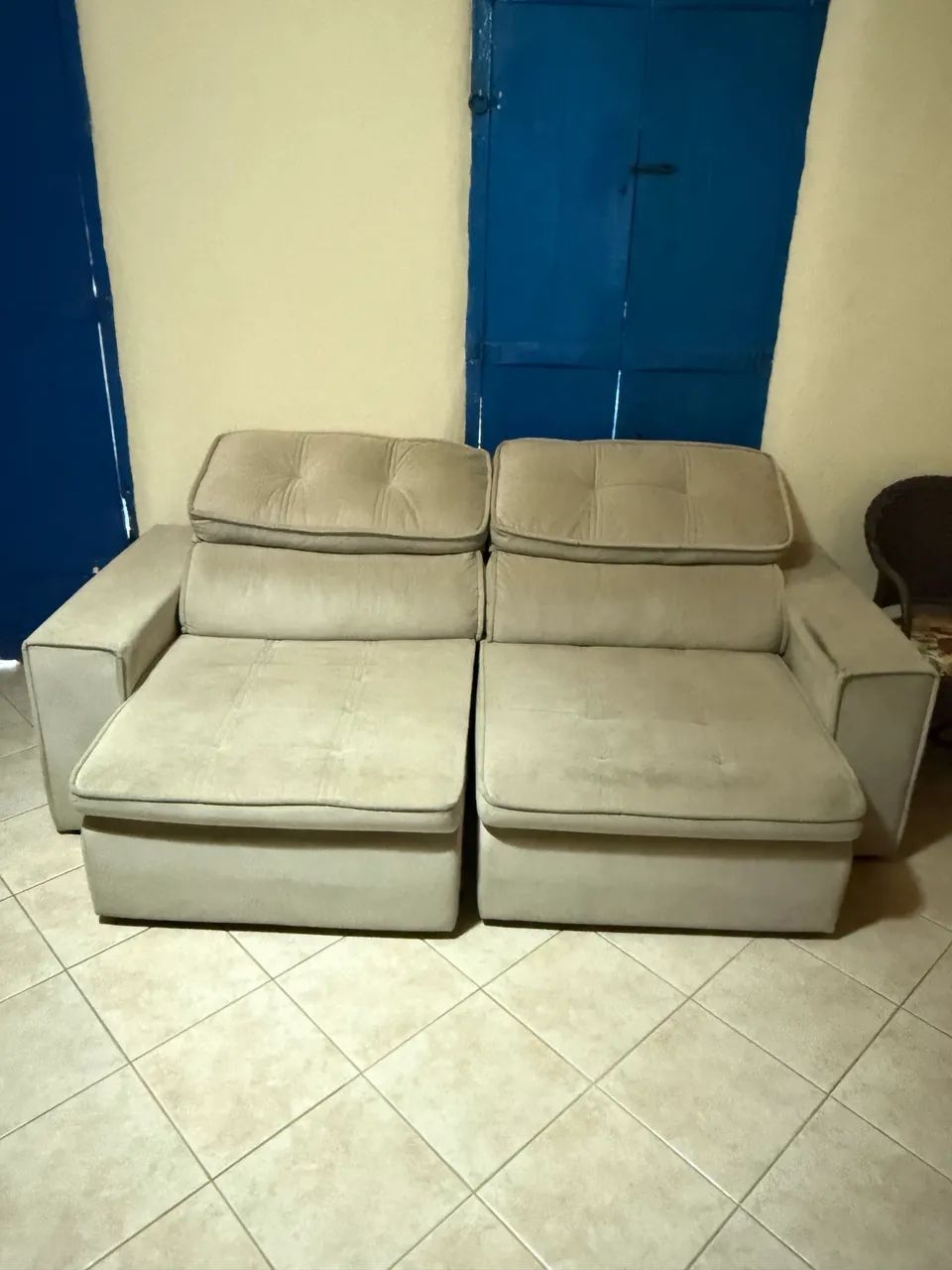 Sofá bem conservado. 