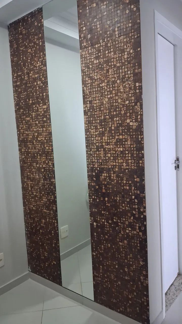 Painel de pastilhas de coco com espelho