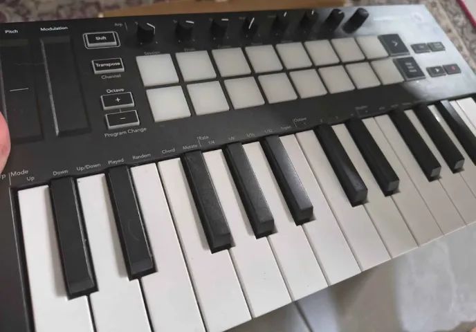 Controlador MIDI Novation Launchkey mini - Foto 3