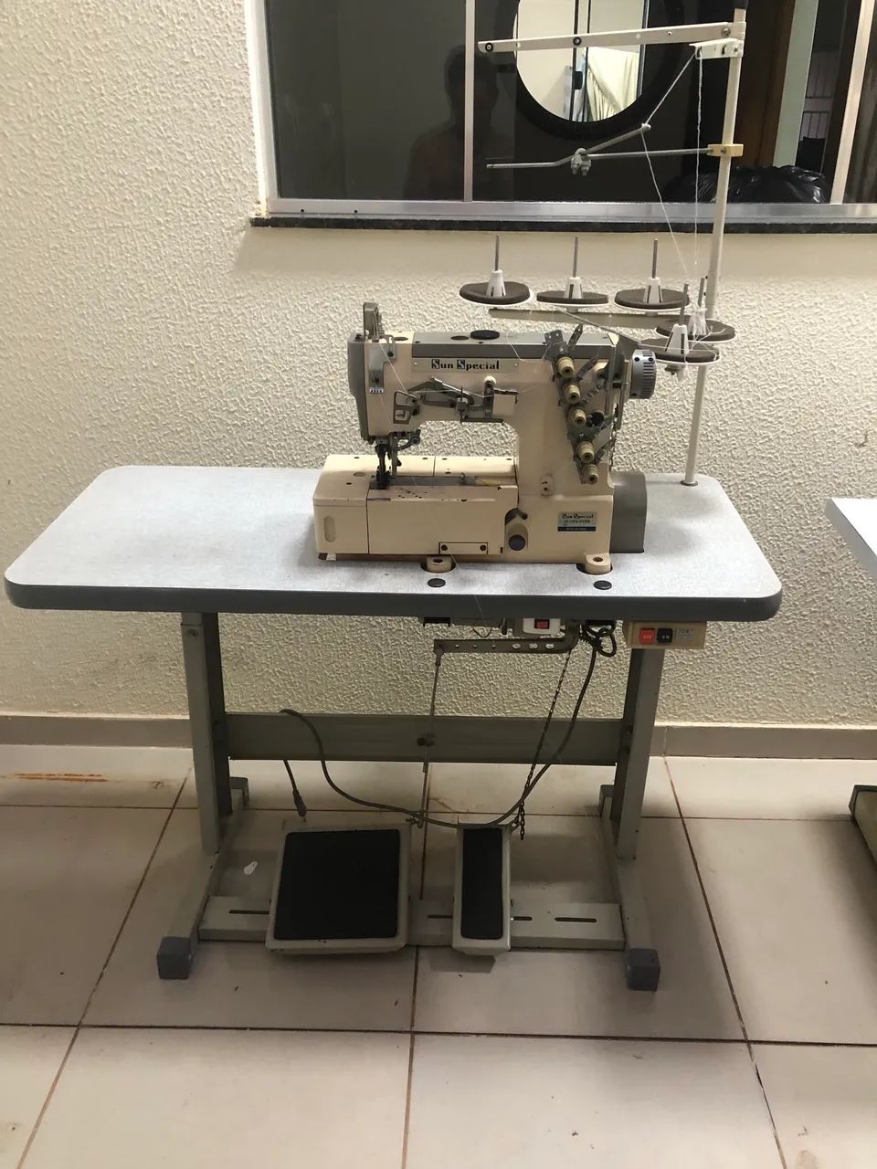 Máquina de costura overloque ponto cadeia 