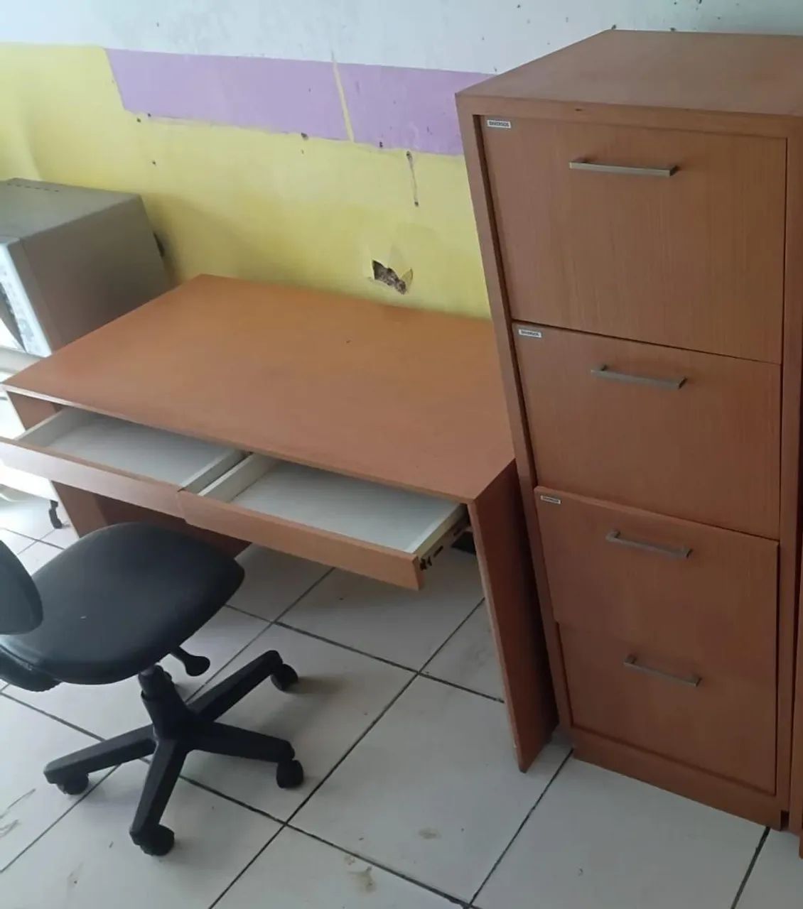 Mesa e armário 