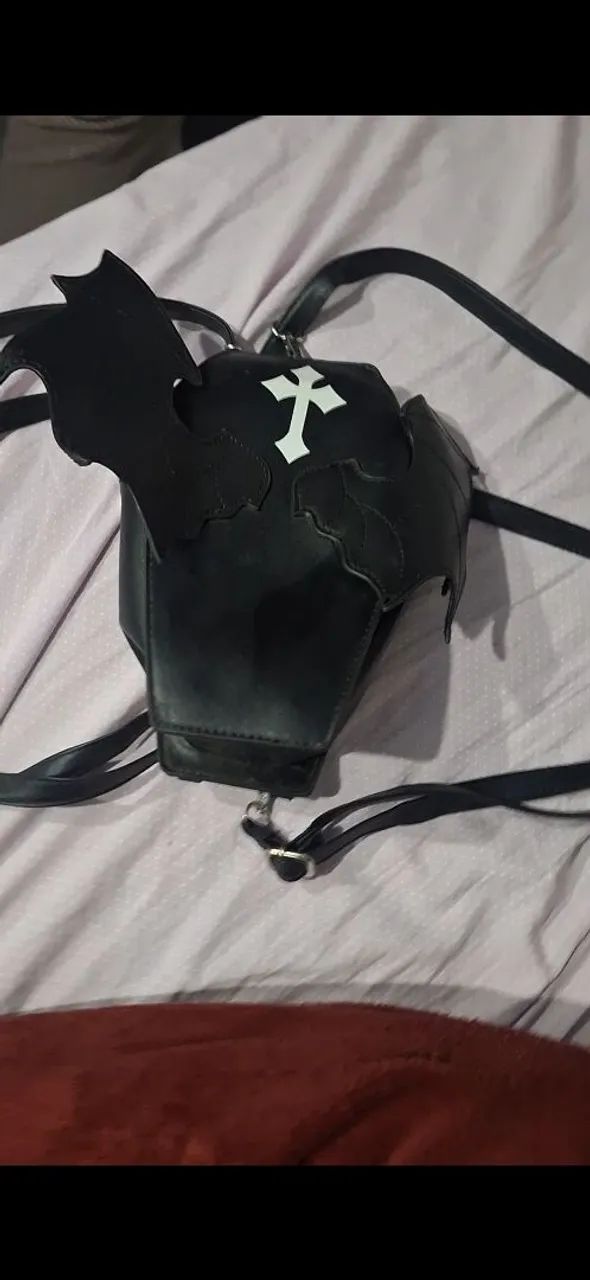 Mochila Morcego Caixão e Cruz ROMWE Couro Sintético - Foto 3