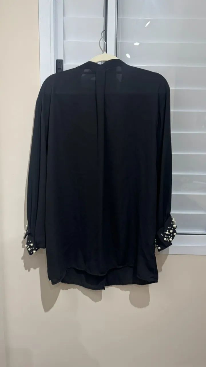 Camisa Preta Elegante com Pérolas nos Punhos Zara - Tamanho P - Foto 2