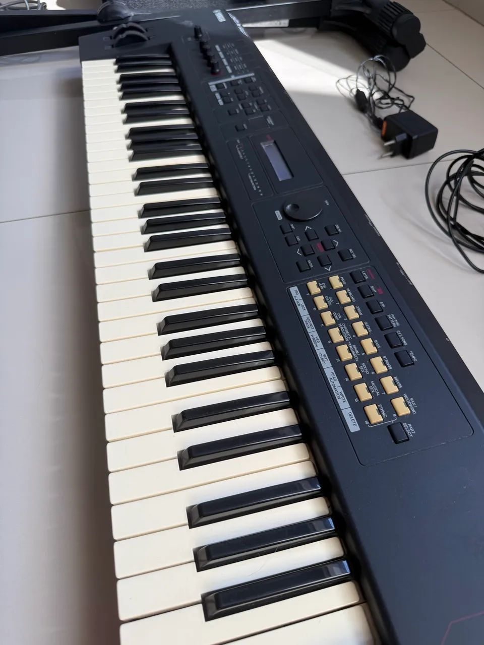 Teclado Yamaha MX61+ caixa e tripé - Foto 2