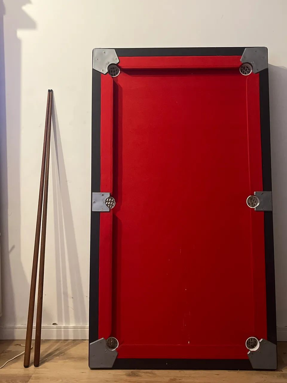 Vendo mesa sinuca infantil completa com 2 tacos e 16 bolas. 