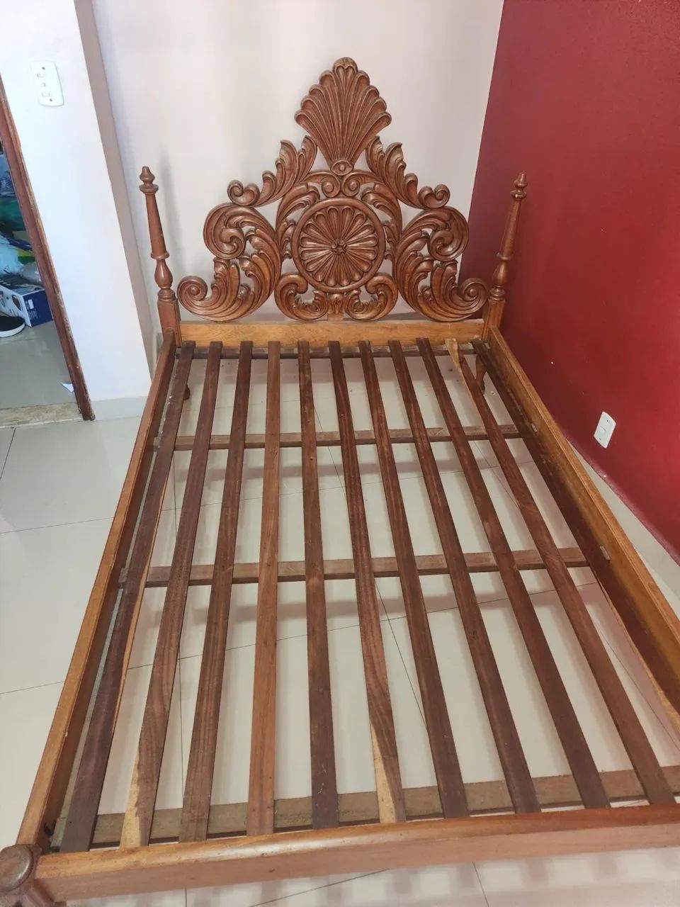 Cama de Madeira com Cabeceira Entalhada - Foto 2