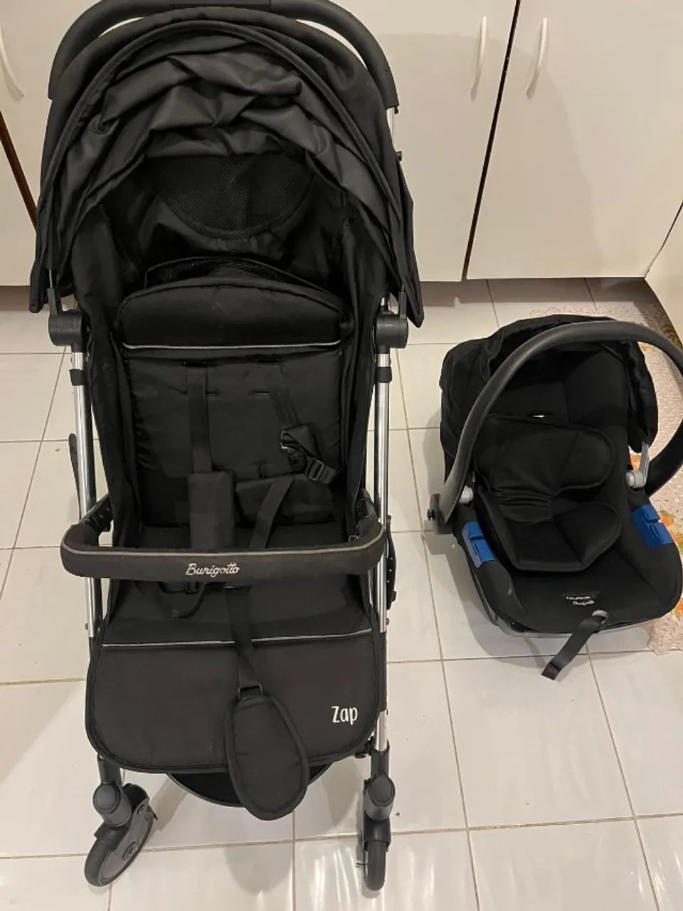 Carrinho Zap Burigotto com bebê conforto