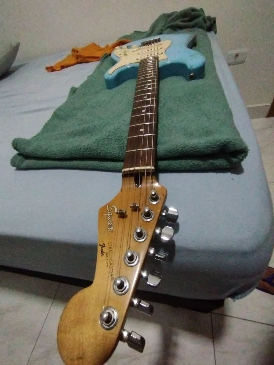 Guitarra Squier Vintage Modified '51 com ups - Instrumentos