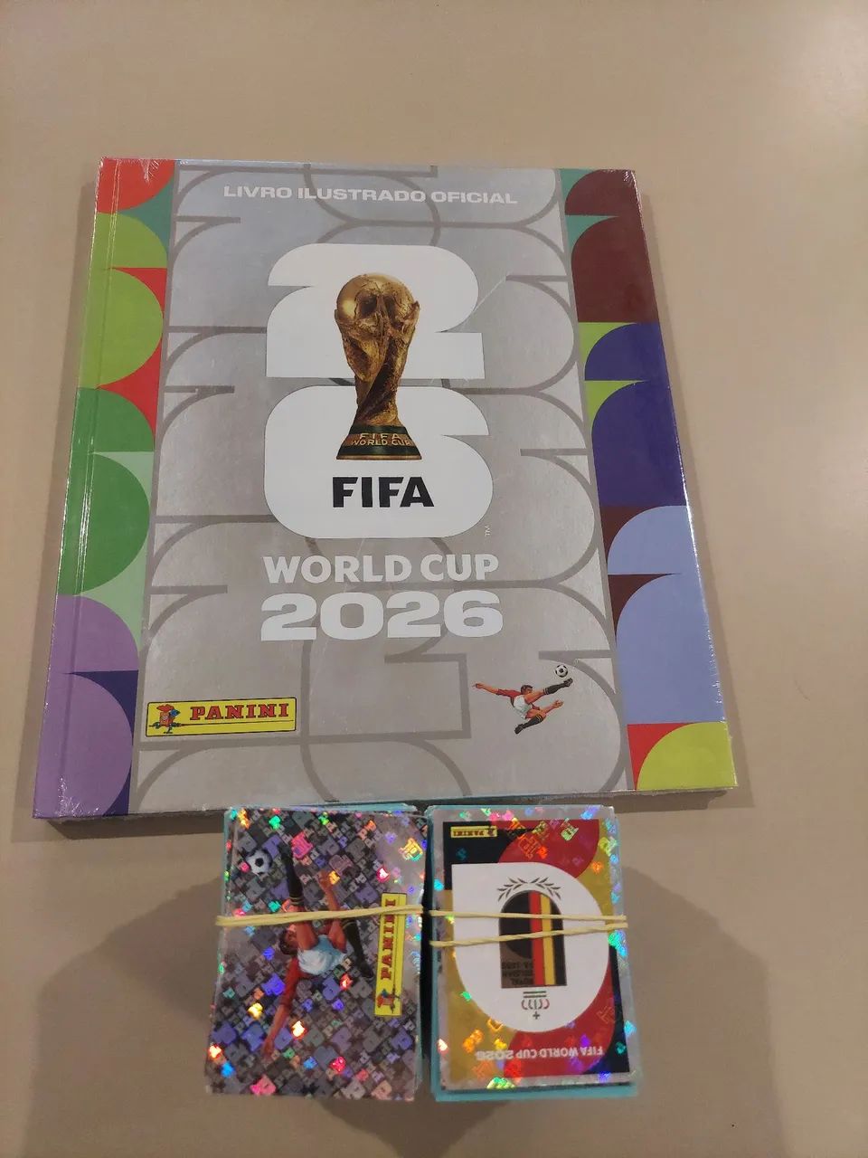 Álbum prata lacrado + 890 figurinhas 