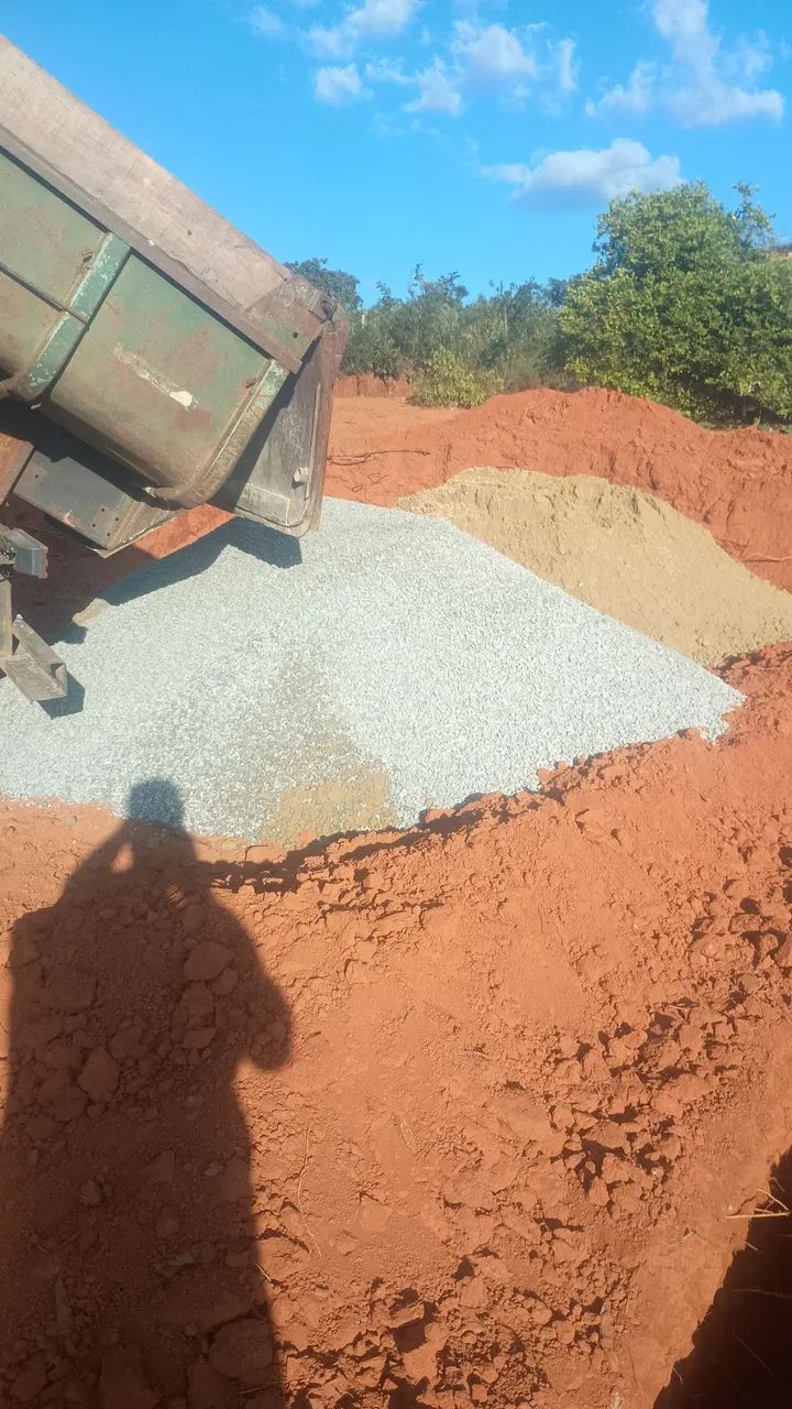 Caminhão de areia,brita, escória leve e terra