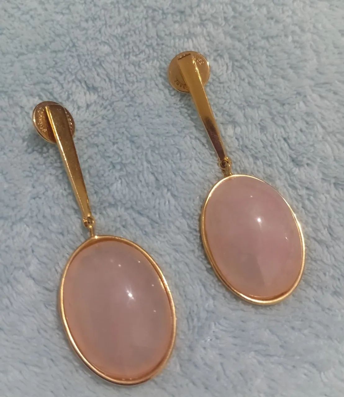 Brincos com pedra quartzo rosa